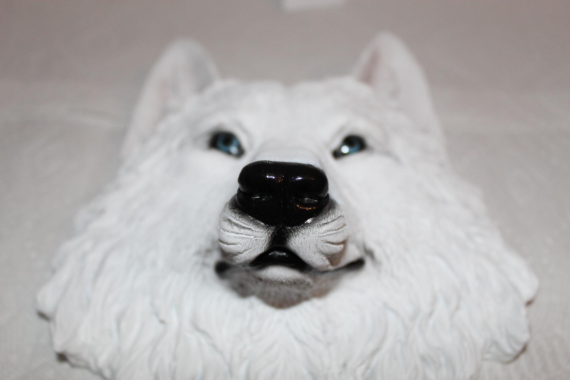 White Wolf Wall Hanging, Resin, 9" x 7 3/4"