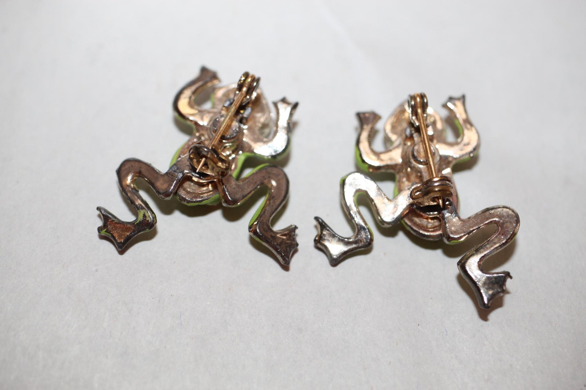 2 Frog Pins, Metal, Back Legs Move, 1"