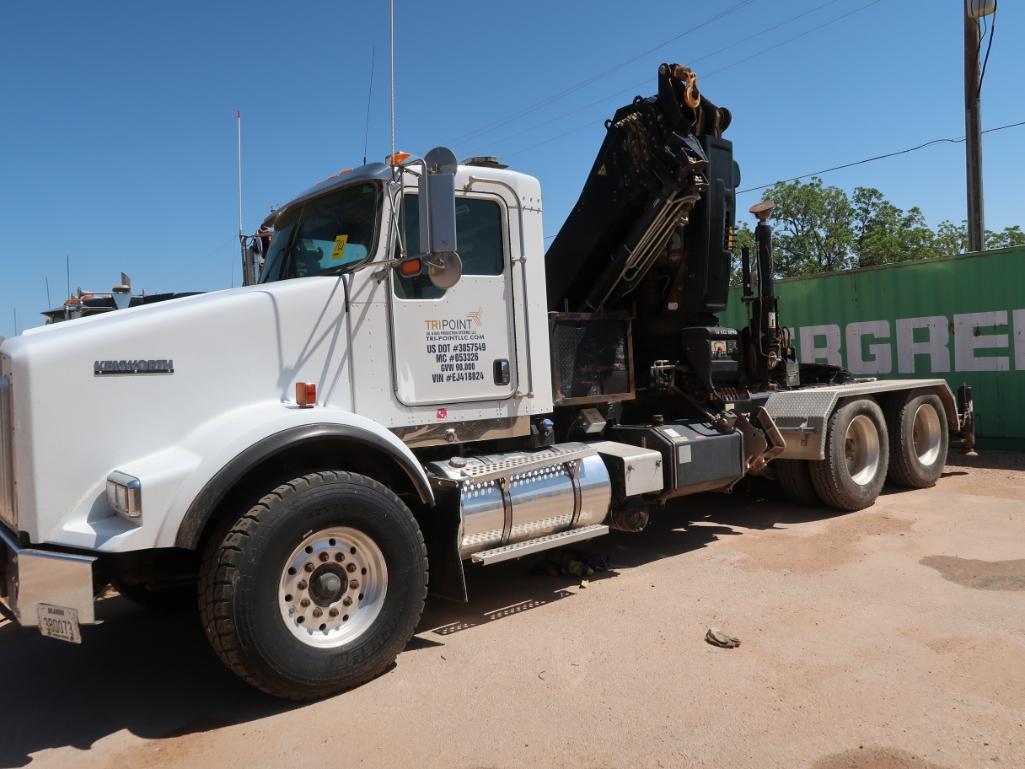 (2014) KENWORTH T800 FLATBED CRANE TRUCK, DUAL TANDEM AXLE, ISX15-600 DIESEL ENGINE, 18-SPEED EATON