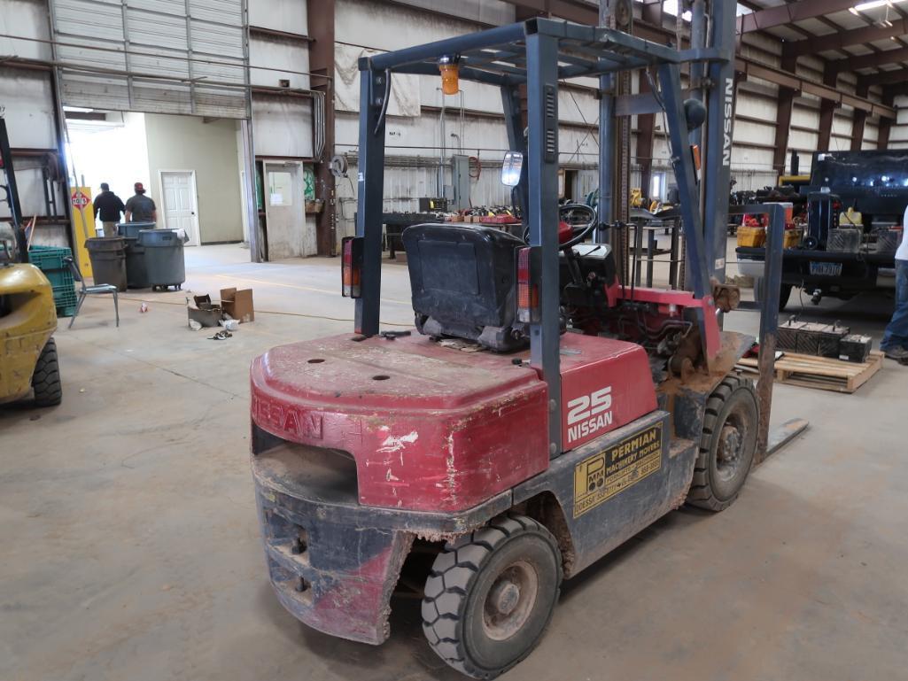 NISSAN 25 4,000-LB. CAP. FORKLIFT, 2-STAGE MAST, PNEUMATIC TIRES, GAS, 42'' FORKS