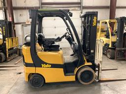 2013 YALE 5,000-LB. CAPACITY FORKLIFT, MODEL: GLC050VX, S/N: A910V22095L, LPG, SOLID TIRES, 3-