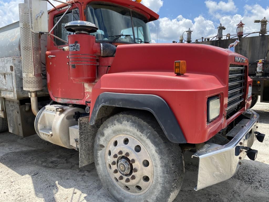 1992 MACK TANDEM AXLE FUEL TANKER TRUCK, VIN: 2M2P271C7NC012281, 418,961 MILES SHOWING, 9,443