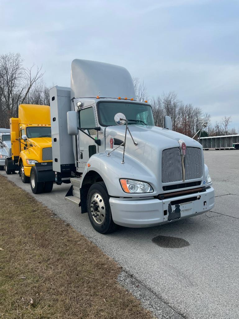 2013 KENWORTH T440 TRACTOR, SINGLE AXLE, DAY CAB, COMPRESSED NATURAL GAS (CNG), CUMMINS ISLG 320 CNG