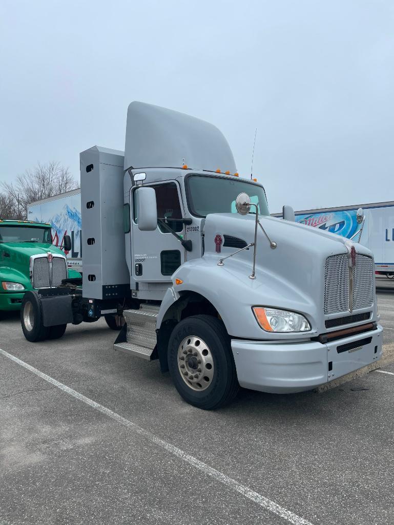 2013 KENWORTH T440 TRACTOR, SINGLE AXLE, DAY CAB, COMPRESSED NATURAL GAS (CNG), CUMMINS ISLG 320 CNG