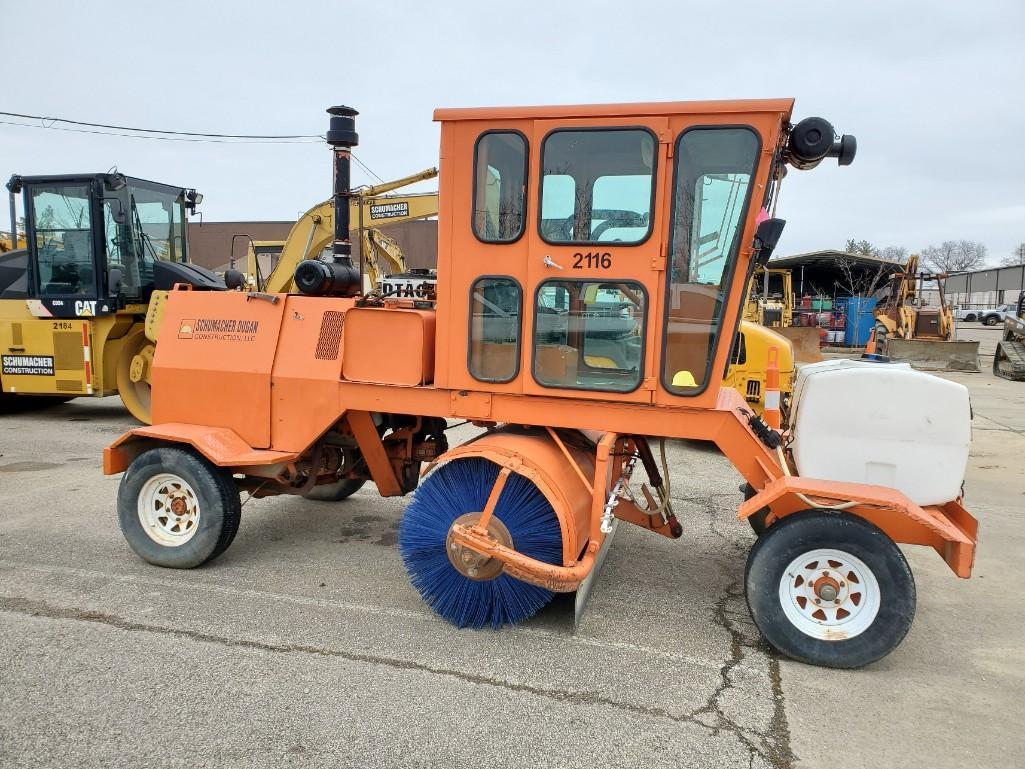 2002 BROCE BROOM RJ350 8' STREET BROOM / SWEEPER, S/N 401362, ENCLOSED A/C & HEATED CAB, DEERE