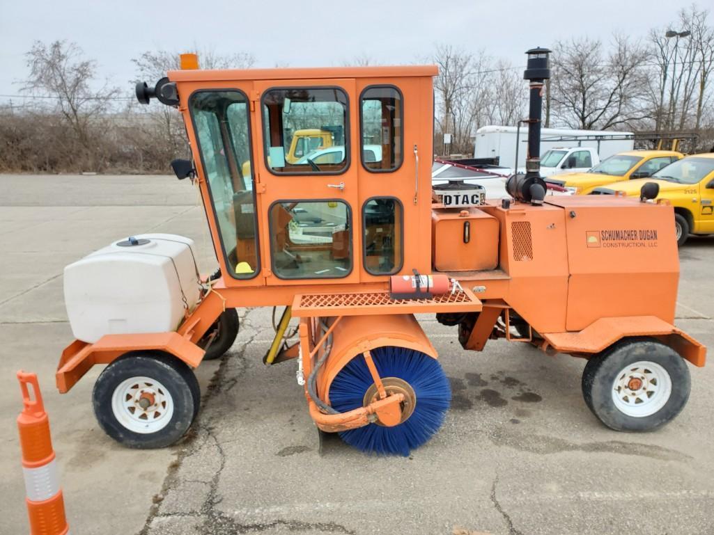 2002 BROCE BROOM RJ350 8' STREET BROOM / SWEEPER, S/N 401362, ENCLOSED A/C & HEATED CAB, DEERE