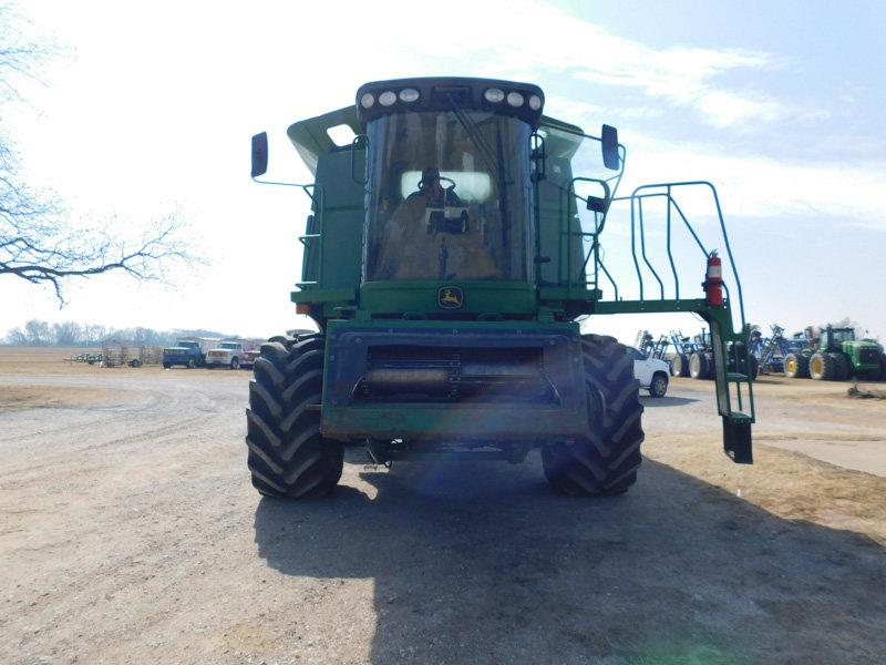 John Deere 9770 Sets Combine