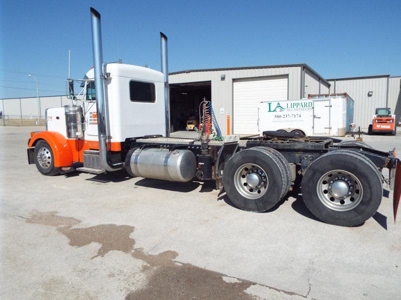 2001 Peterbilt Day Cab Truck