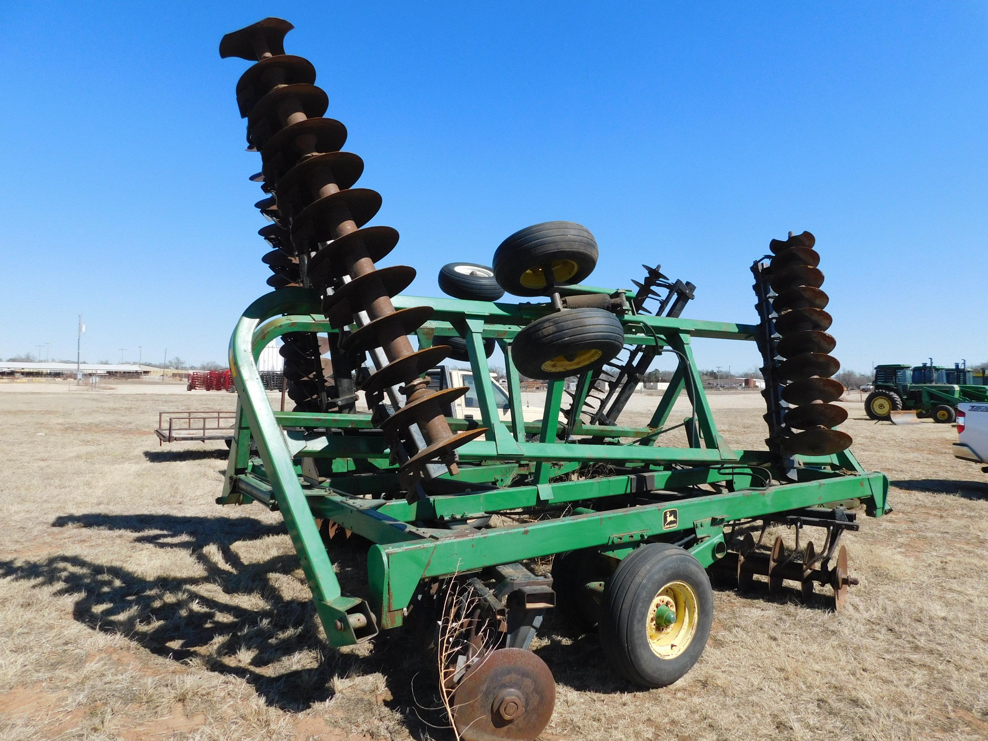 John Deere 335 33' Offset Disc