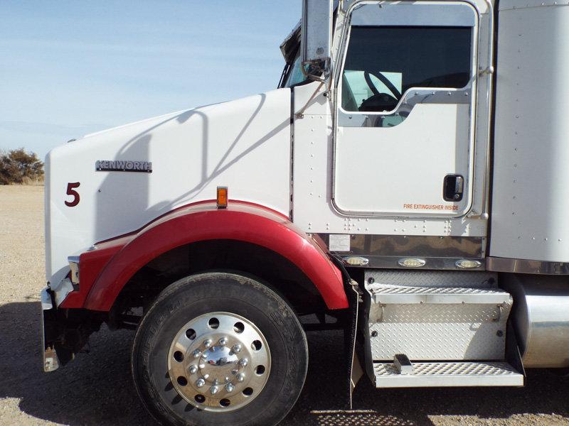 2005 White Kenworth T800 Truck