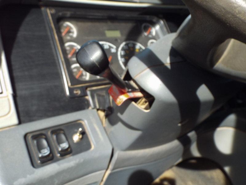 2004 White Freightliner Columbia Truck