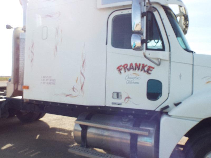 2004 White Freightliner Columbia Truck