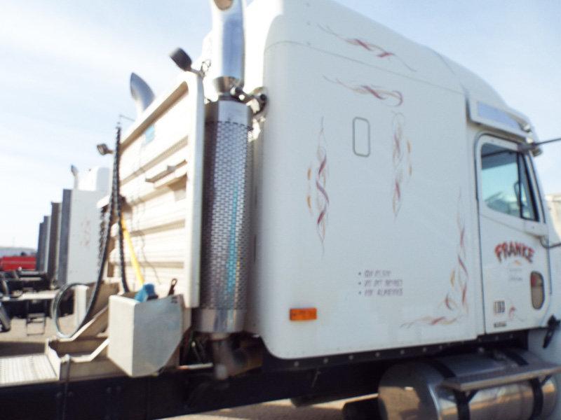 2004 White Freightliner Columbia Truck