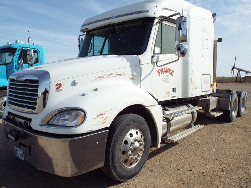 2004 White Freightliner Columbia Truck