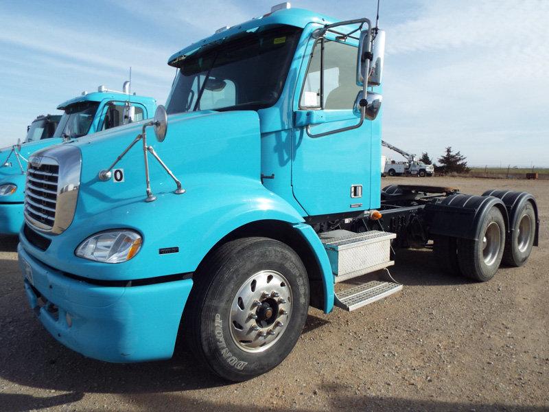 2007  Light Blue Freightliner Columbia Truck