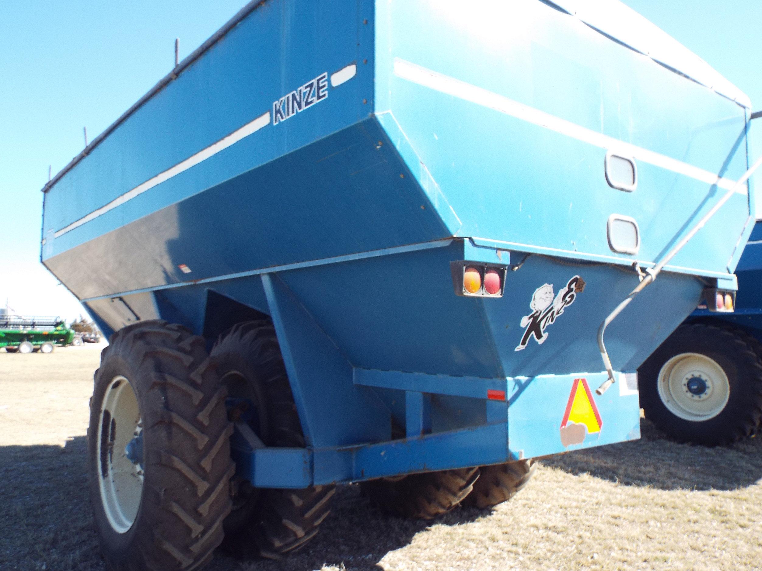 1040 Kinze Row Crop Grain Cart