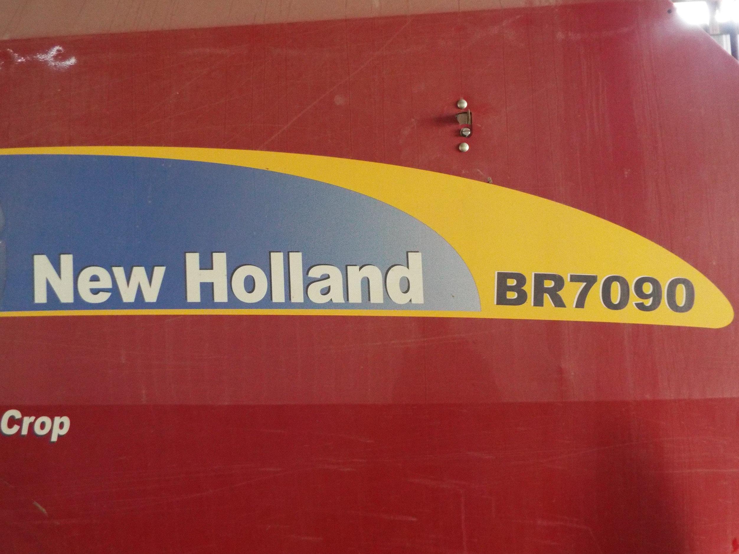 BR 7090 New Holland Round Baler