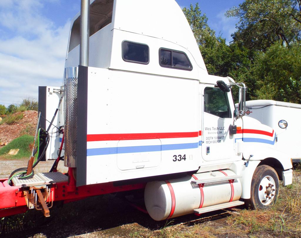 2005 9400 International Single axle w/ stand up sleeper