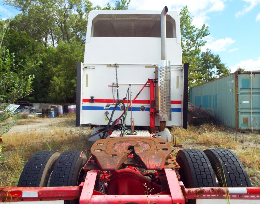 2005 9400 International Single axle w/ stand up sleeper