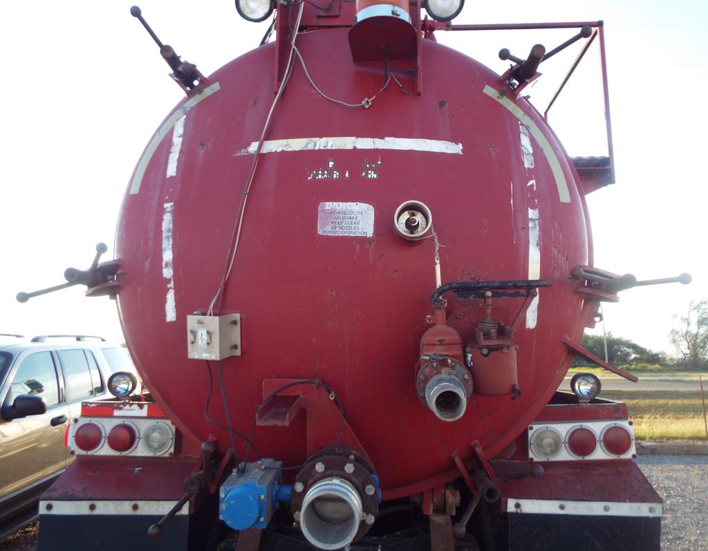 1993 Kenworth 600 Bobtail with vacuum tank,