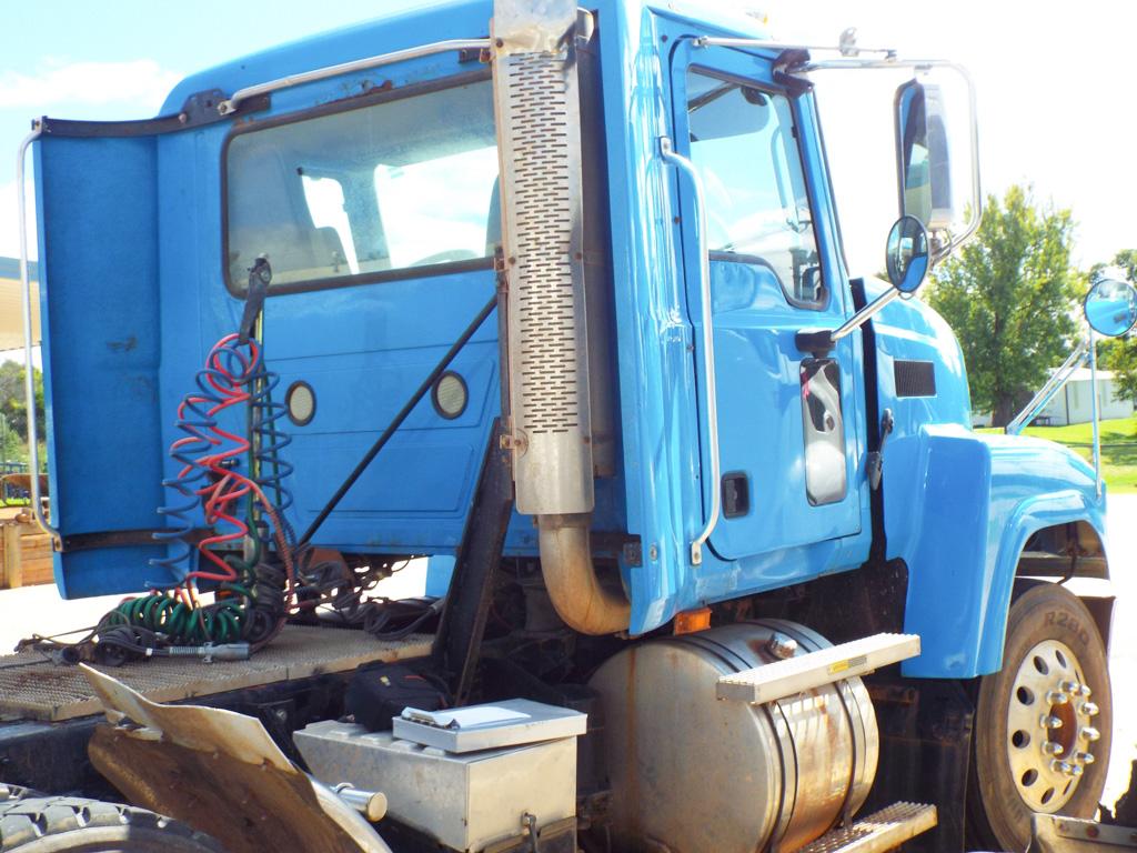 2006 Mack 613 CHU  Tractor Truck Day Cab