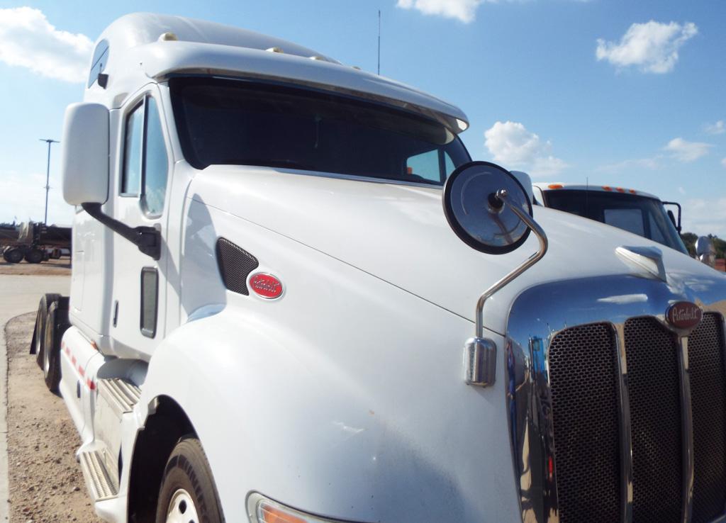 2008 Peterbilt Truck, with stand up Deluxe Sleeper