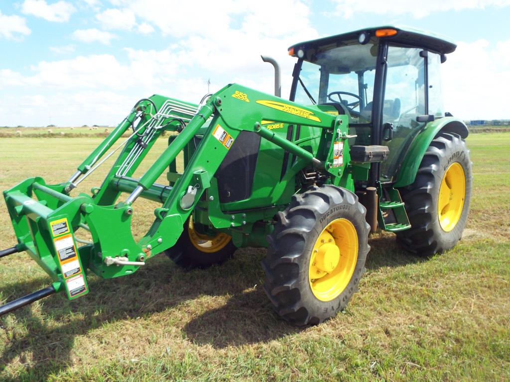 2013 JD FWA 5085E tractor  with 553 loader