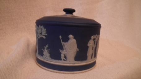 Blue & white covered powder/trinket jar with lid,