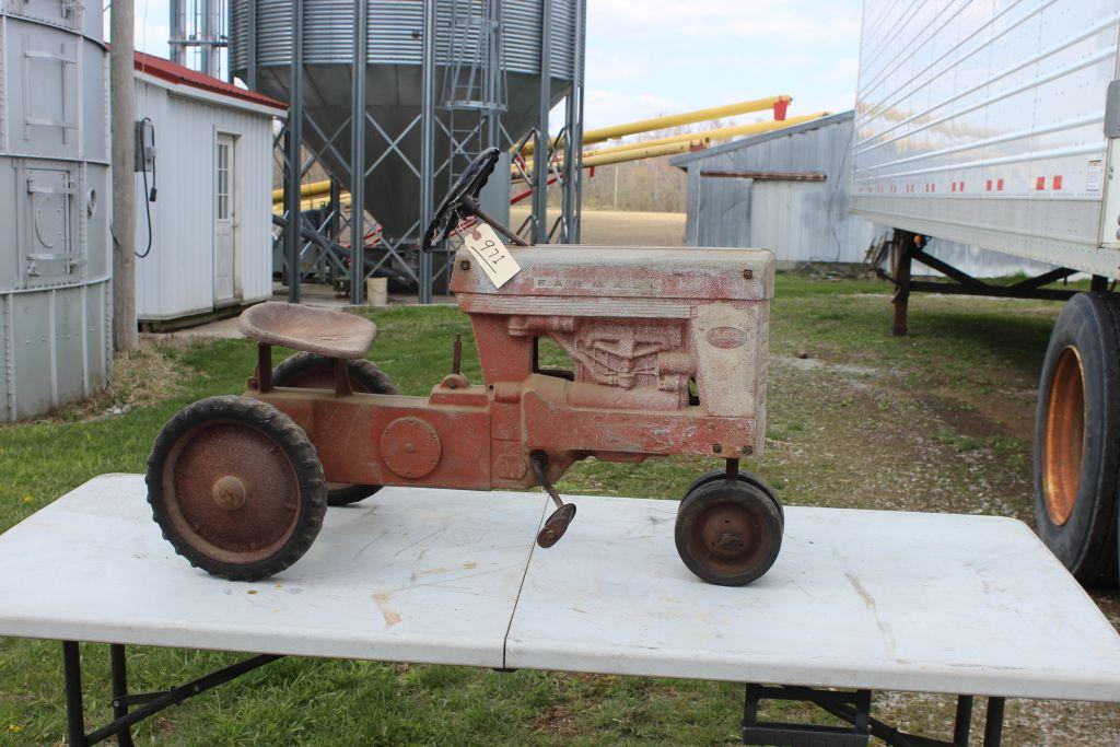 Farmall 560 original pedal tractor