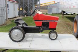 Case IH 7100 Series pedal tractor