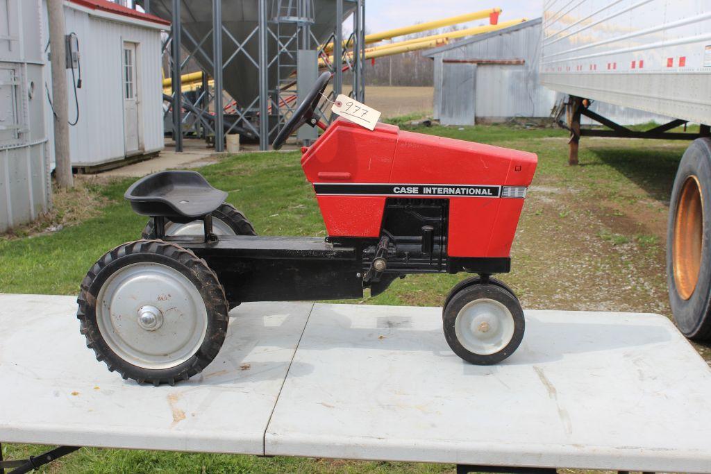 Case IH 7100 Series pedal tractor