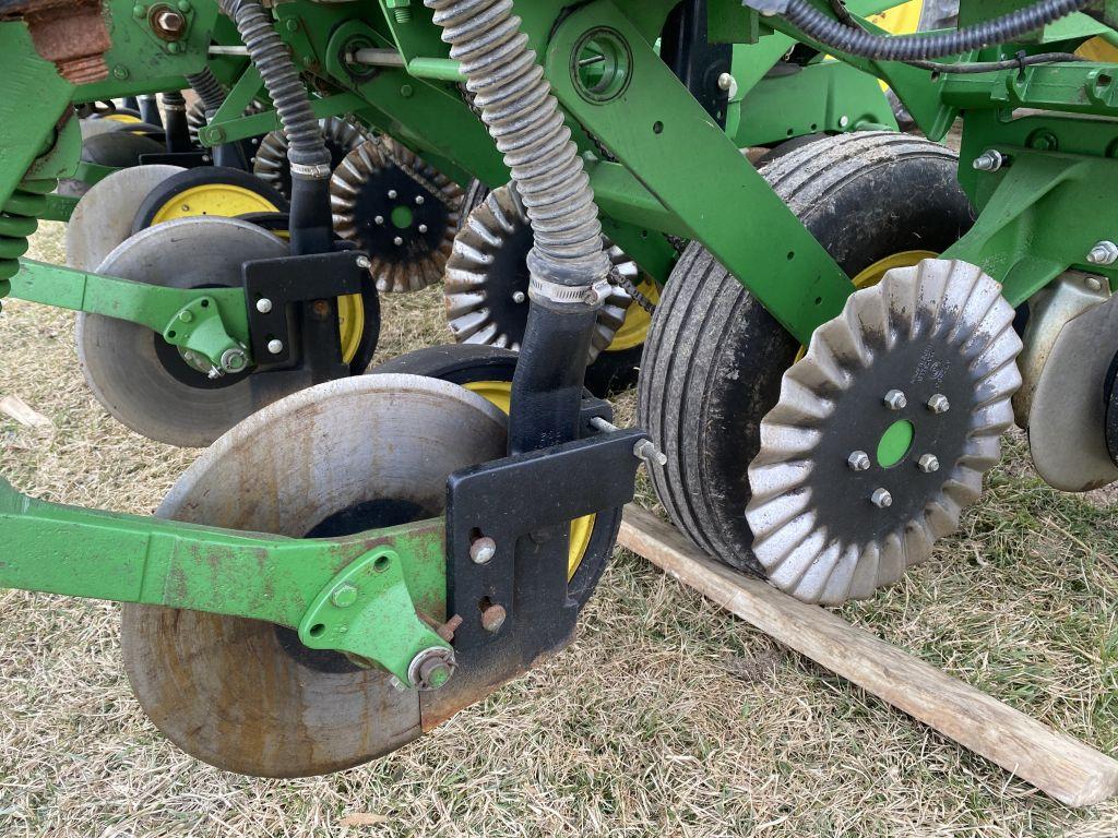 ‘13 JD 1750 6-30” no till planter, dry fert., Kasco auger fill