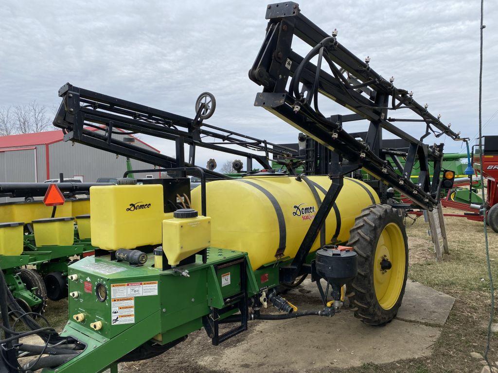 ‘05 Demco Starquest  600 gal. field sprayer, 60' hyd. booms/Tip Savers/Foam/Markers