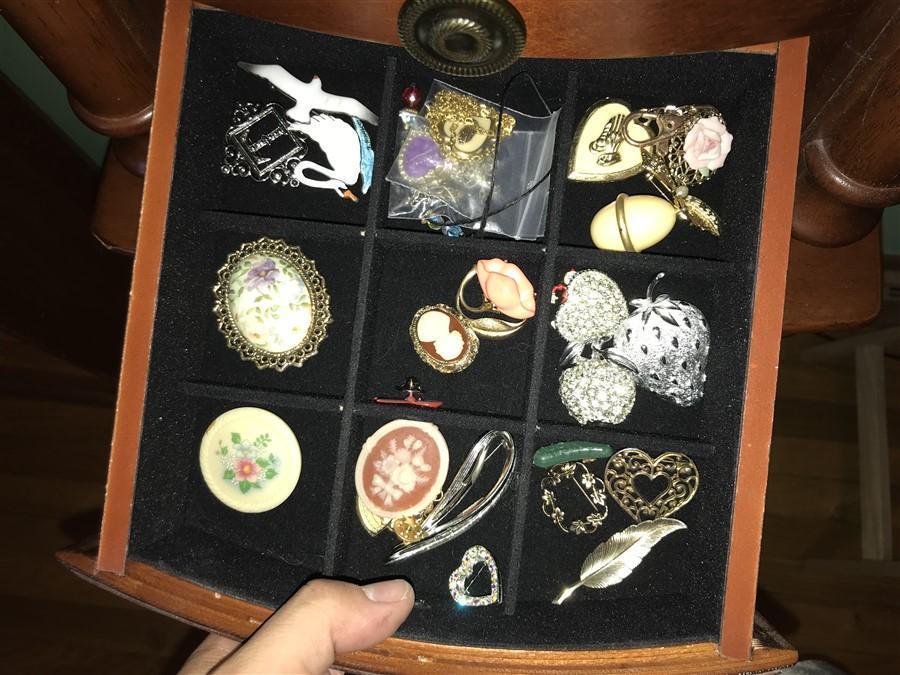 Large Lot of Vintage Costume Jewelry Rings etc