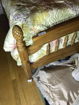 Vintage Queen Sized Pineapple Post Bed in Oak