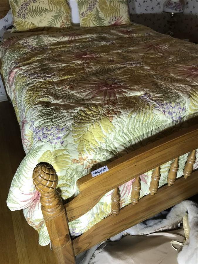 Vintage Queen Sized Pineapple Post Bed in Oak