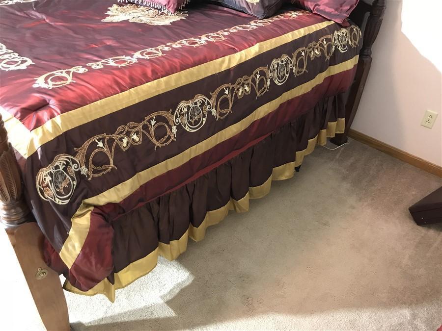 Nice Vintage 4 Post Bed w/Queen Mattress