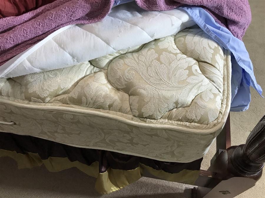 Nice Vintage 4 Post Bed w/Queen Mattress