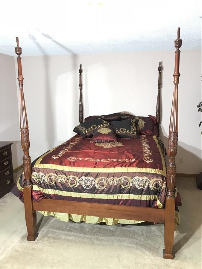 Nice Vintage 4 Post Bed w/Queen Mattress