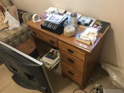 Vintage Sewing Machine in Desk Cabinet w/supplies