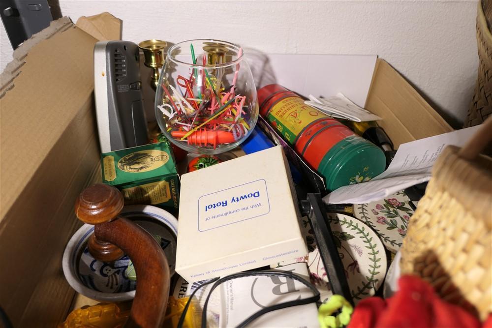 Contents of four shelves lot