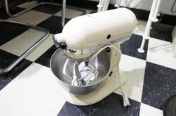 Nice KitchenAid Classic Mixer with Bowl