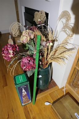 Musical nativity + vase, dried flowers