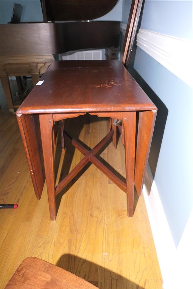 Drop leaf table + 3 chairs