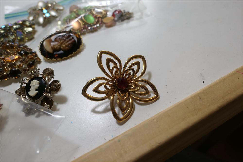 Group lot Vintage Costume Jewelry Brooches