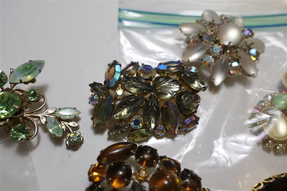 Group lot Vintage Costume Jewelry Brooches