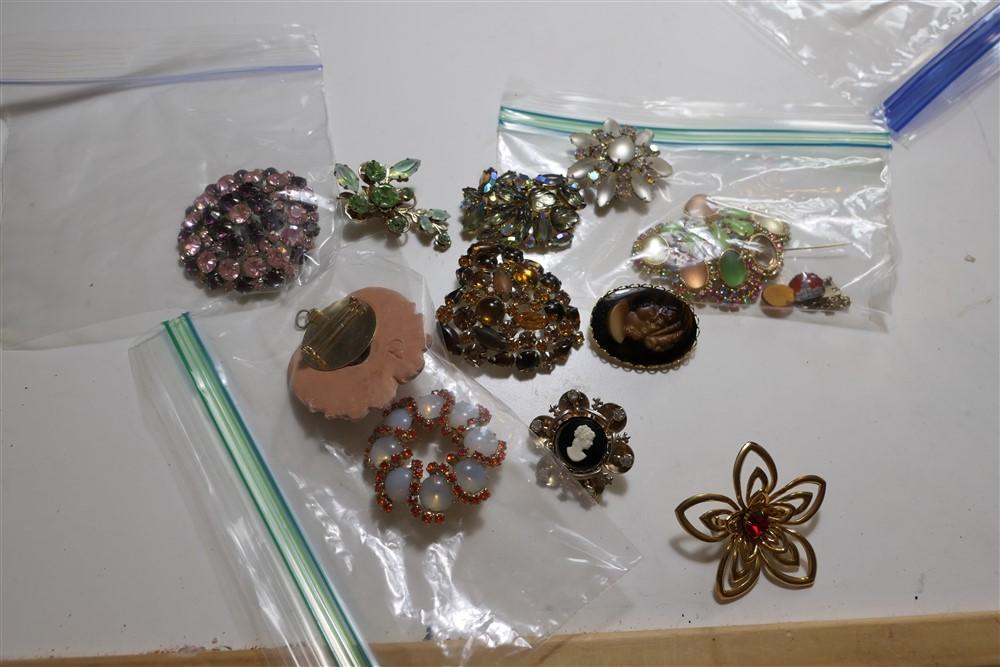 Group lot Vintage Costume Jewelry Brooches