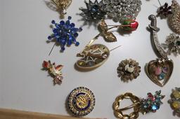 Group lot Vintage Costume Jewelry Brooches