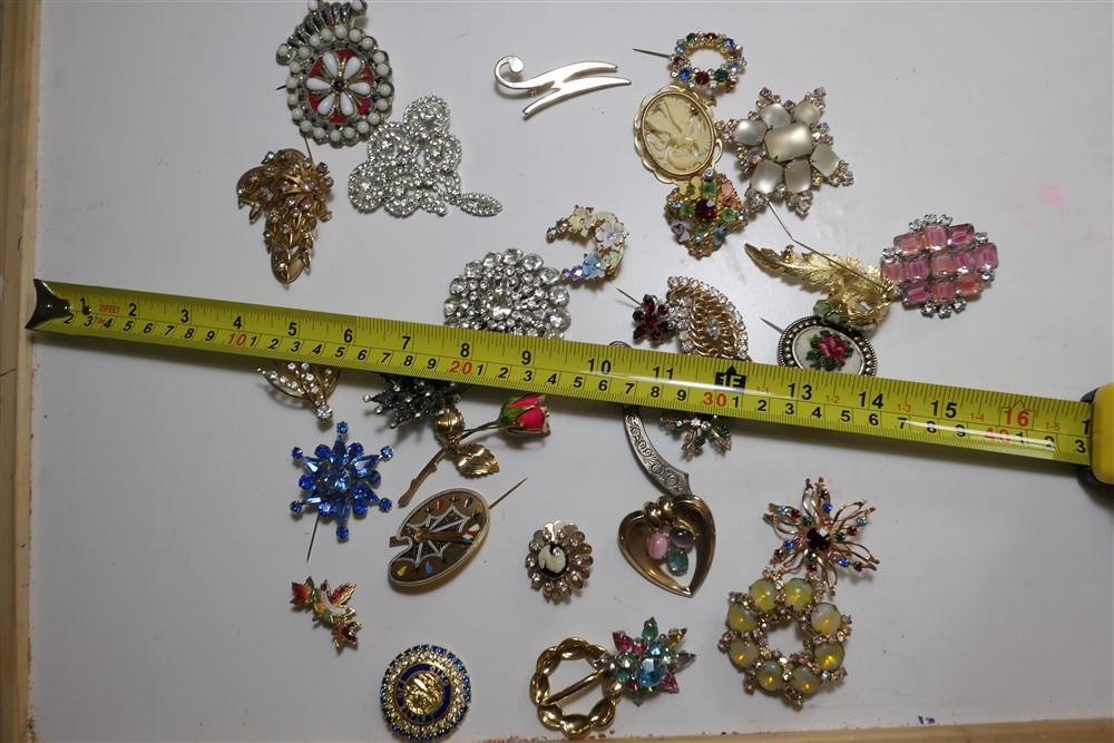 Group lot Vintage Costume Jewelry Brooches
