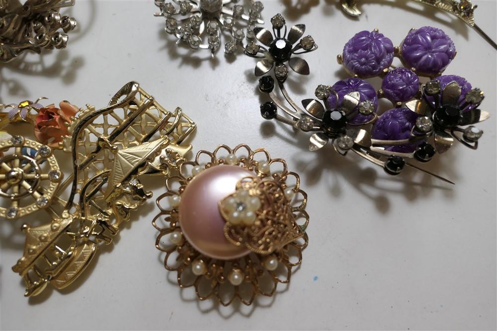 Group lot Vintage Costume Jewelry Brooches